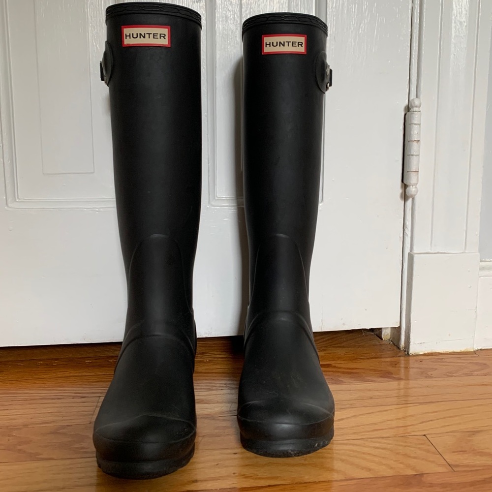 4 pairs of boot socks & black hunter Rainboots.